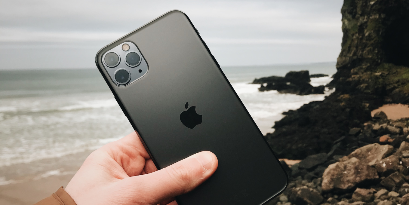 begagnad iPhone i en havsmiljö - hållbar iPhone