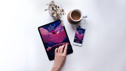 En iPad är en surfplatta från Apple som kombinerar funktionaliteten i en dator med mobiliteten hos en smartphone. Läs mer om iPads här