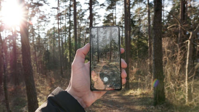 mobil i skogen